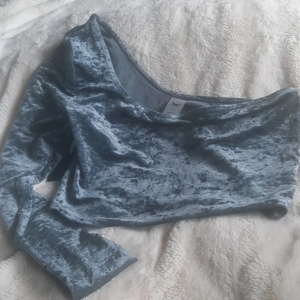 NWT Aritzia TNA Hollywood Dark Slate 1-Shoulder crushedVelvet long sleeve Crop L - Picture 4 of 8